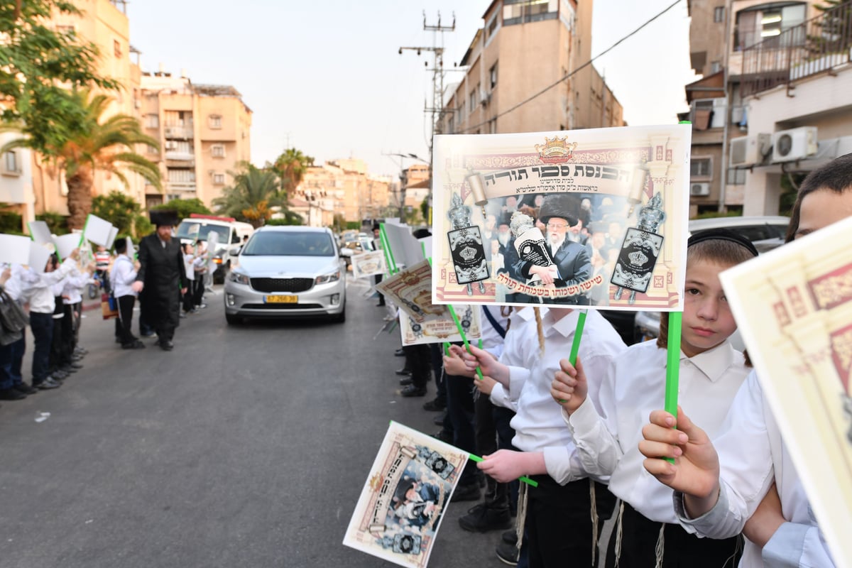 בסערט ויז'ניץ ערכו מעמד הכנסת ספר תורה