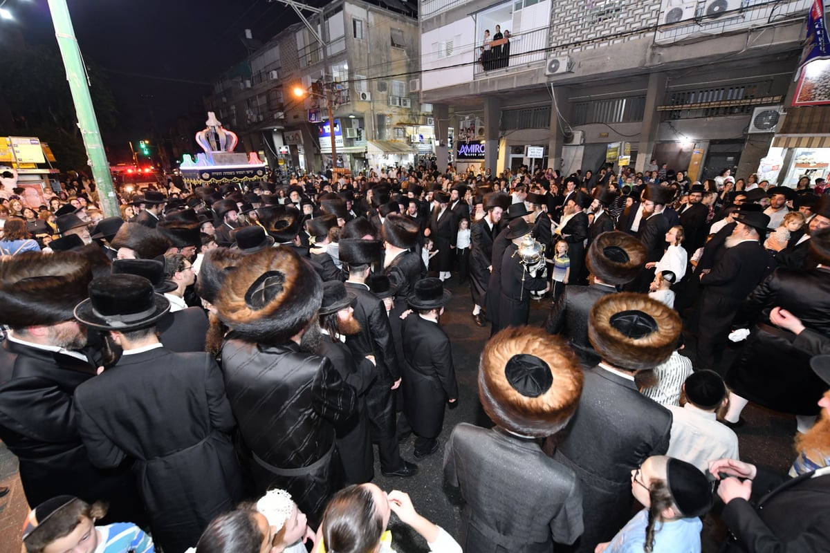 בסערט ויז'ניץ ערכו מעמד הכנסת ספר תורה