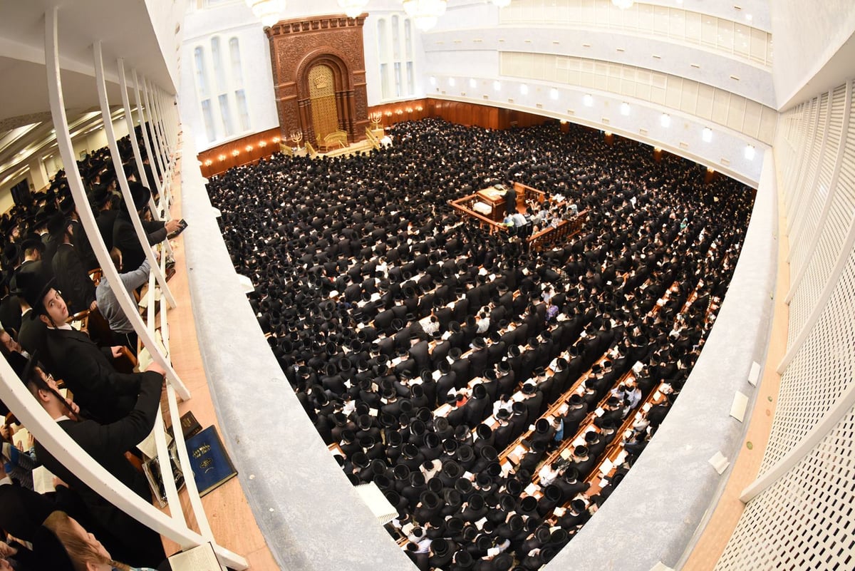 הסליחות הראשונות בחצר הקודש בעלזא