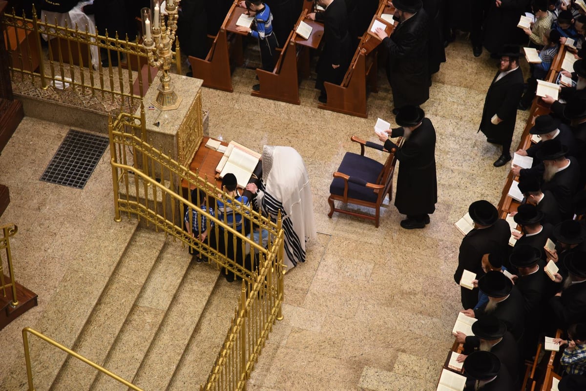 הסליחות הראשונות בחצר הקודש בעלזא