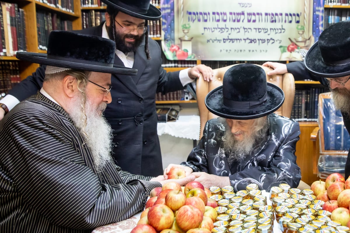 הגאב"ד בירך את התפוחים וצלוחיות הדבש