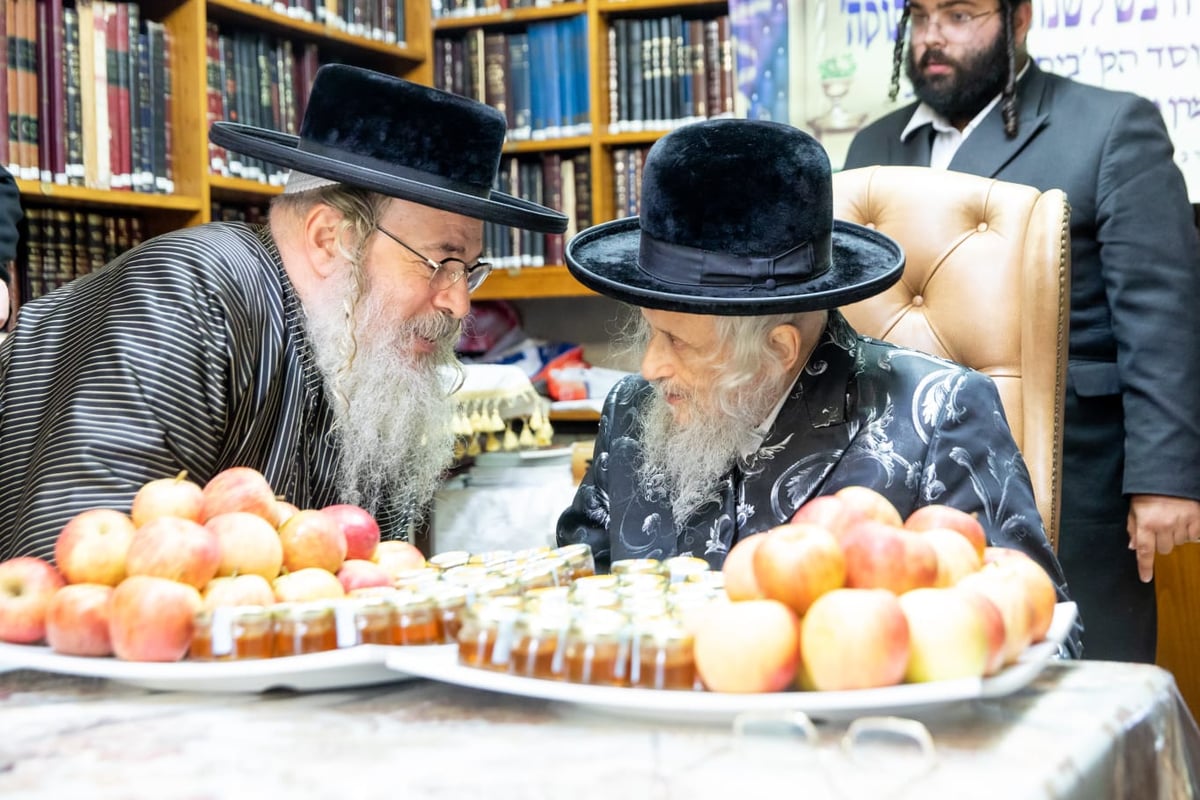 הגאב"ד בירך את התפוחים וצלוחיות הדבש