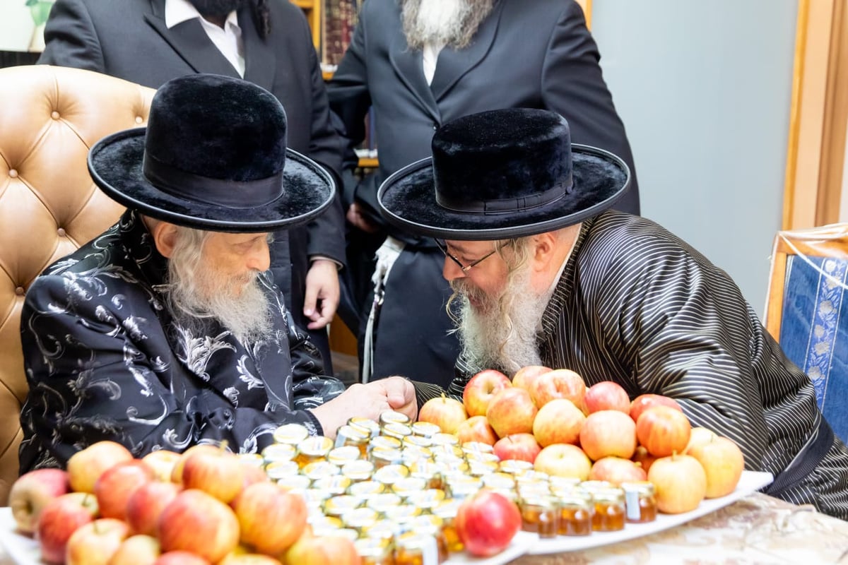 הגאב"ד בירך את התפוחים וצלוחיות הדבש