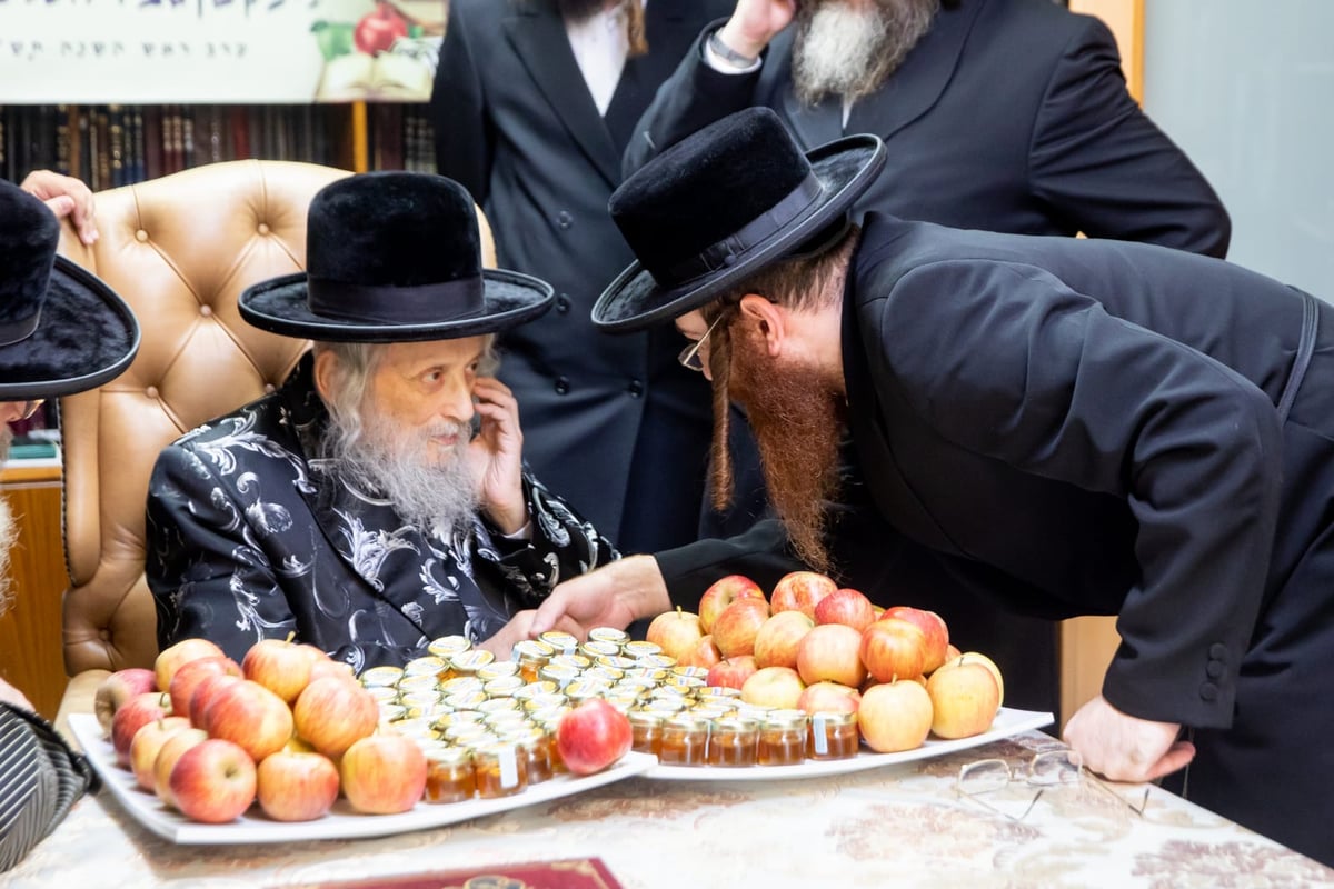 הגאב"ד בירך את התפוחים וצלוחיות הדבש