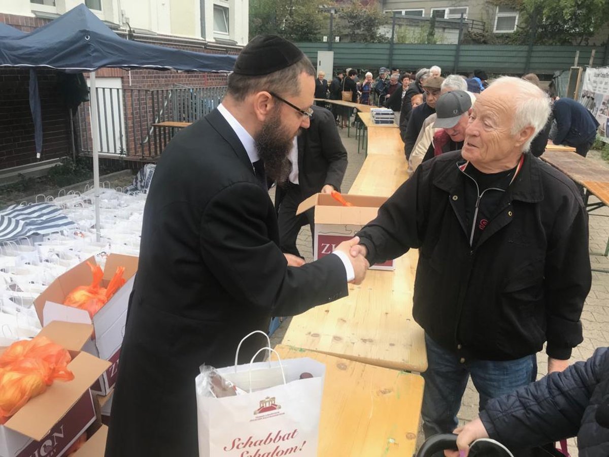 גרמניה: הרב חילק מצרכים לחג בלב ברלין