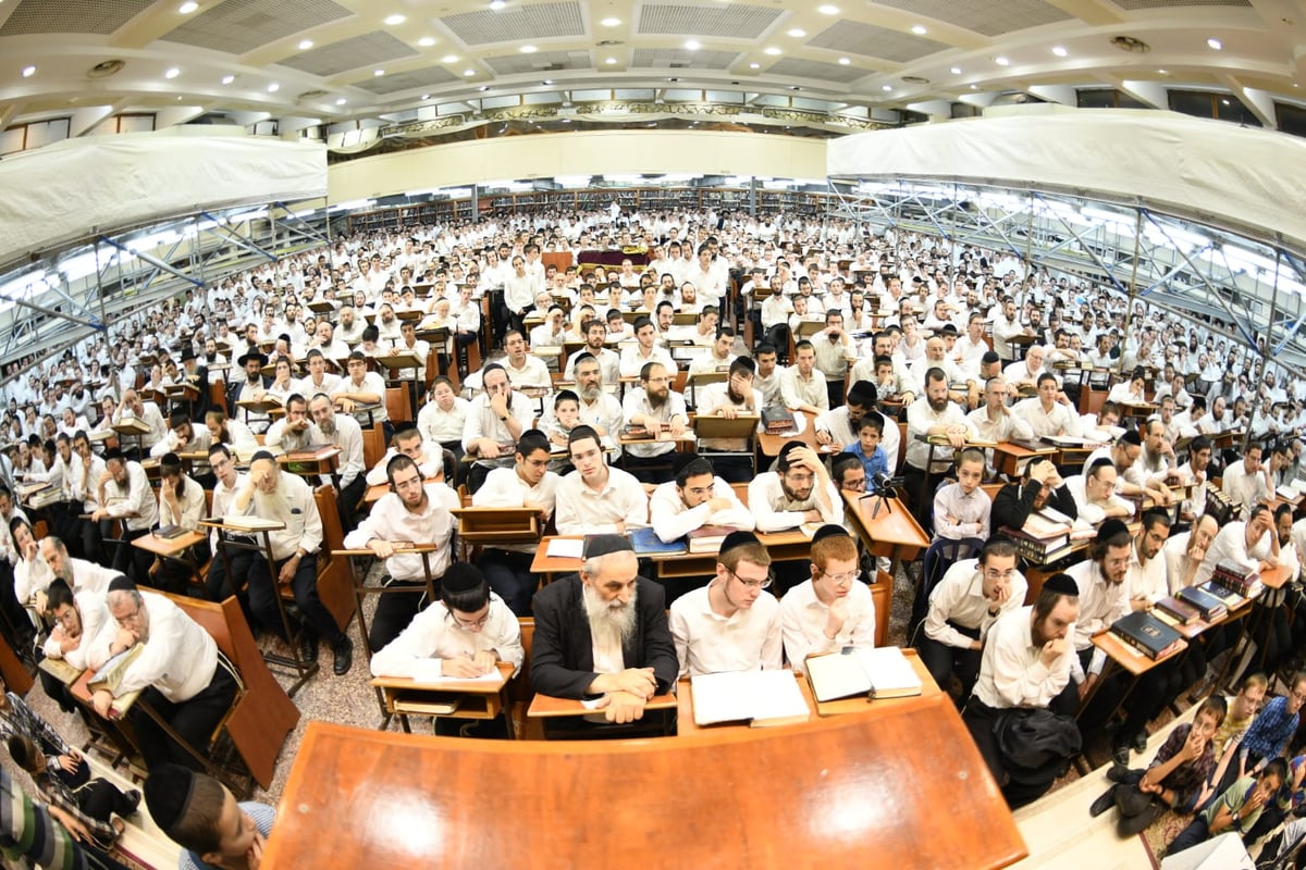 ערב יום הדין: אלפים הגיעו לשמוע את ראש הישיבה הגרי"ג אדלשטיין • תיעוד