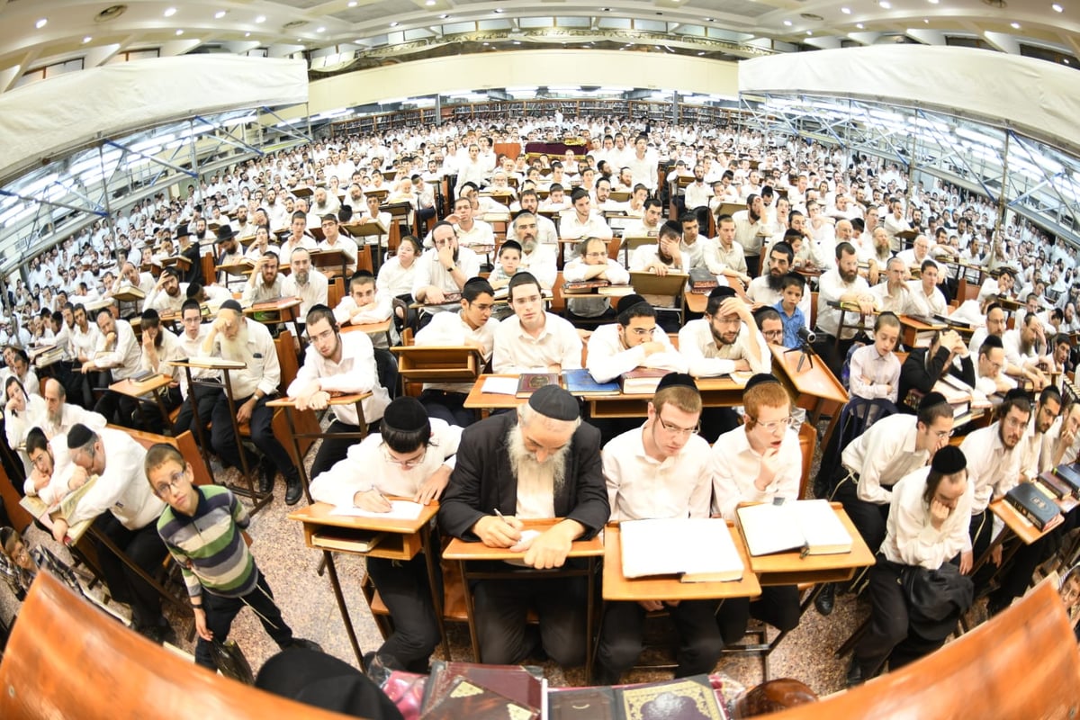 ערב יום הדין: אלפים הגיעו לשמוע את ראש הישיבה הגרי"ג אדלשטיין • תיעוד