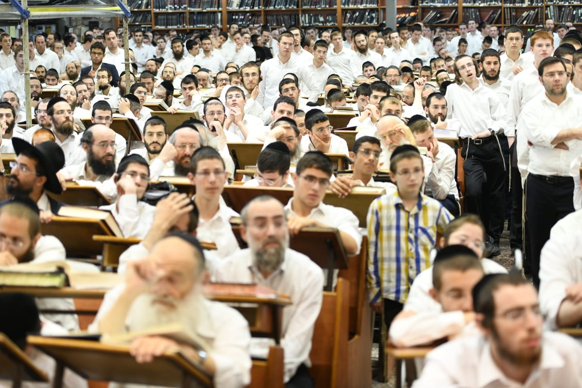 ערב יום הדין: אלפים הגיעו לשמוע את ראש הישיבה הגרי"ג אדלשטיין • תיעוד