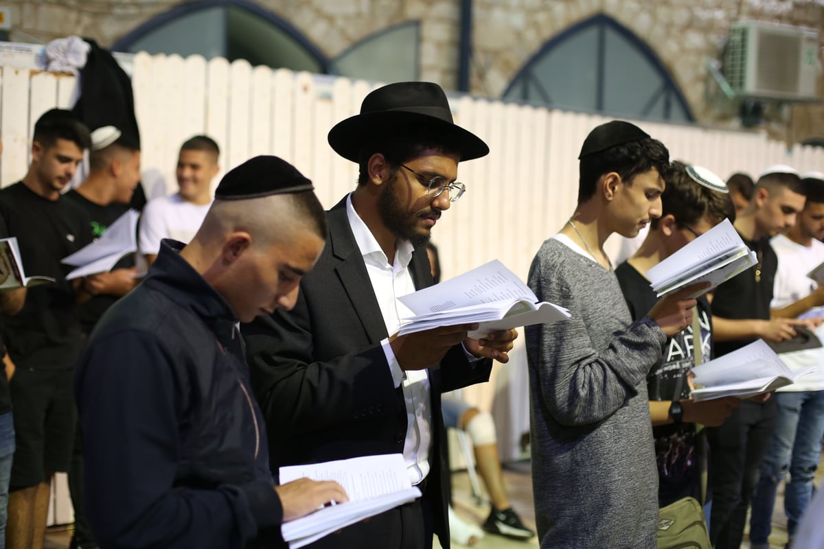 בחב"ד ערכו ערב סליחות לנוער - במירון