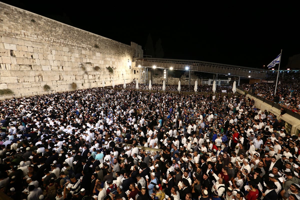 רבבות בעצרת הסליחות בראשות הראשל"צ הגר"ש עמאר