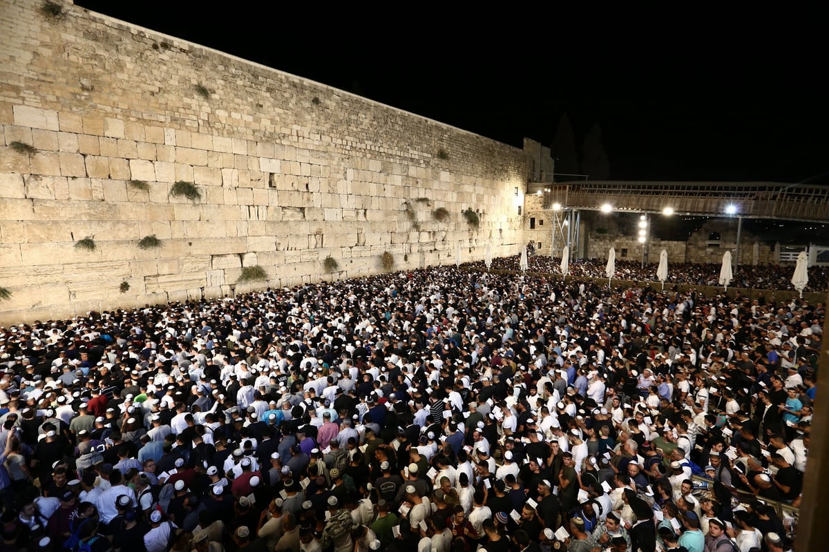 רבבות בעצרת הסליחות בראשות הראשל"צ הגר"ש עמאר