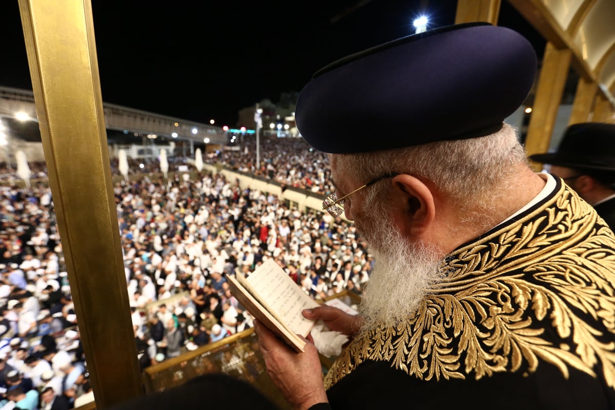 רבבות בעצרת הסליחות בראשות הראשל"צ הגר"ש עמאר