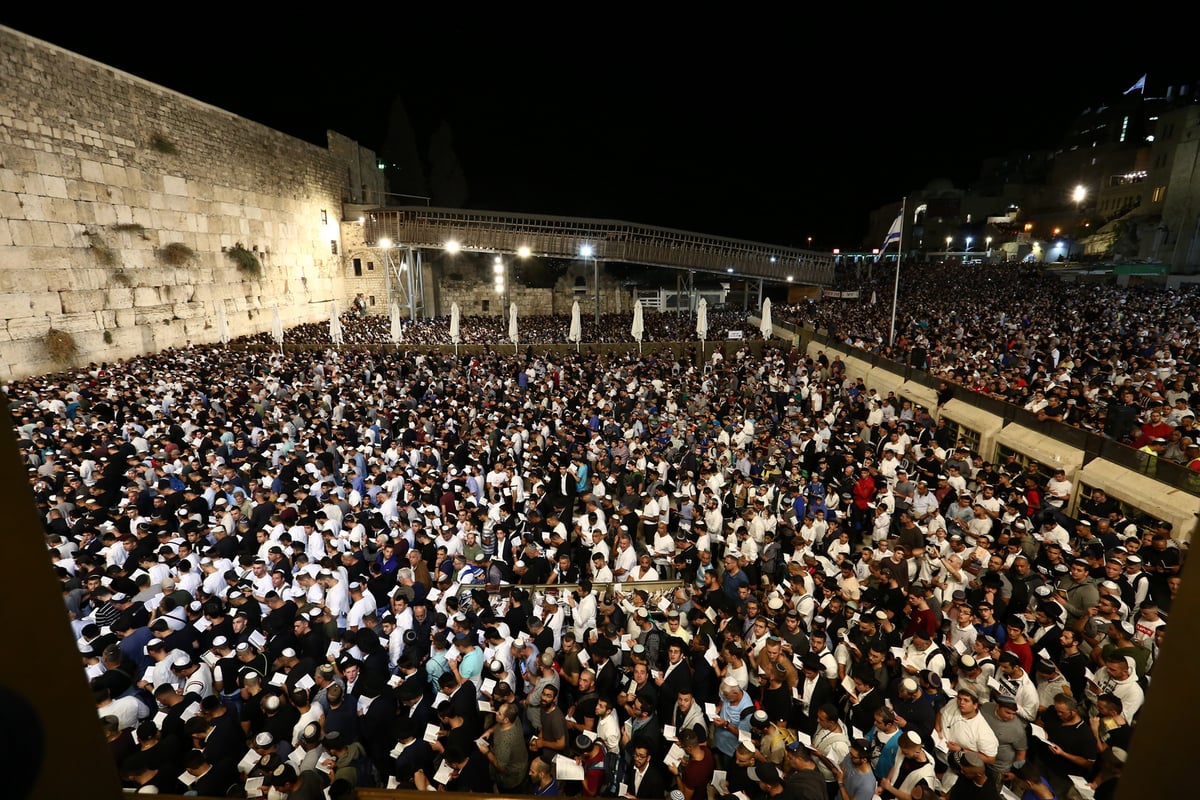 רבבות בעצרת הסליחות בראשות הראשל"צ הגר"ש עמאר