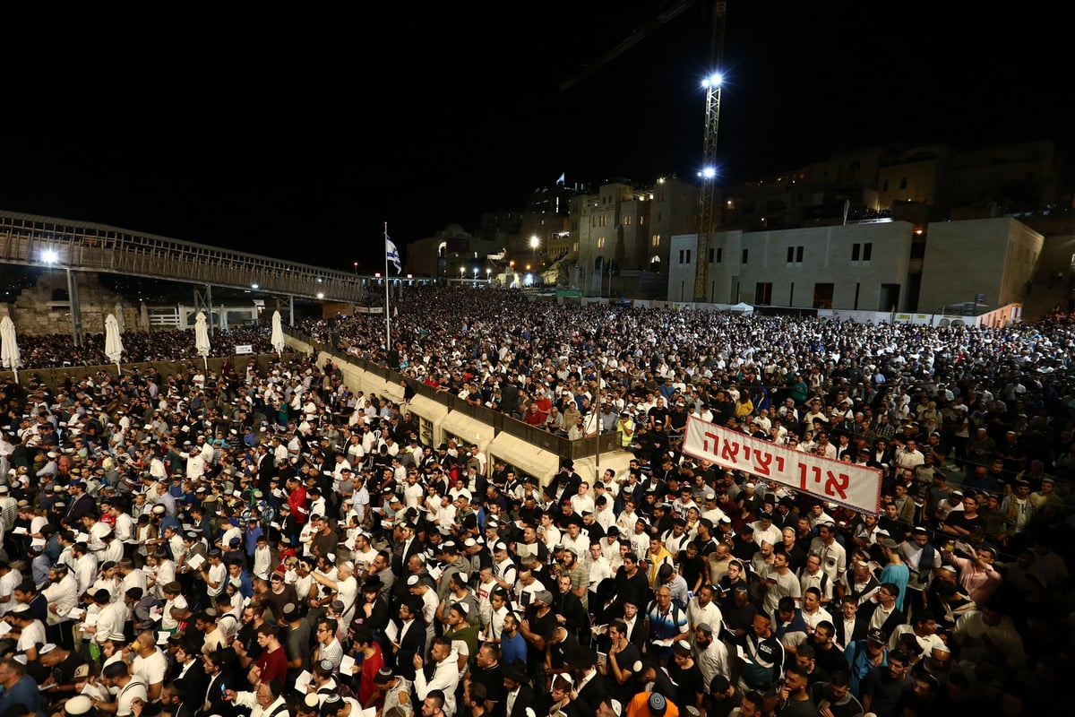 רבבות בעצרת הסליחות בראשות הראשל"צ הגר"ש עמאר