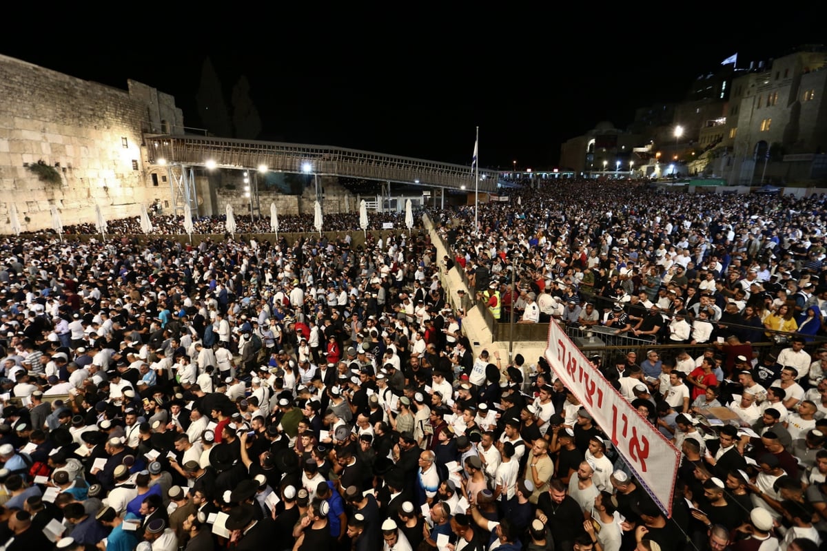 רבבות בעצרת הסליחות בראשות הראשל"צ הגר"ש עמאר