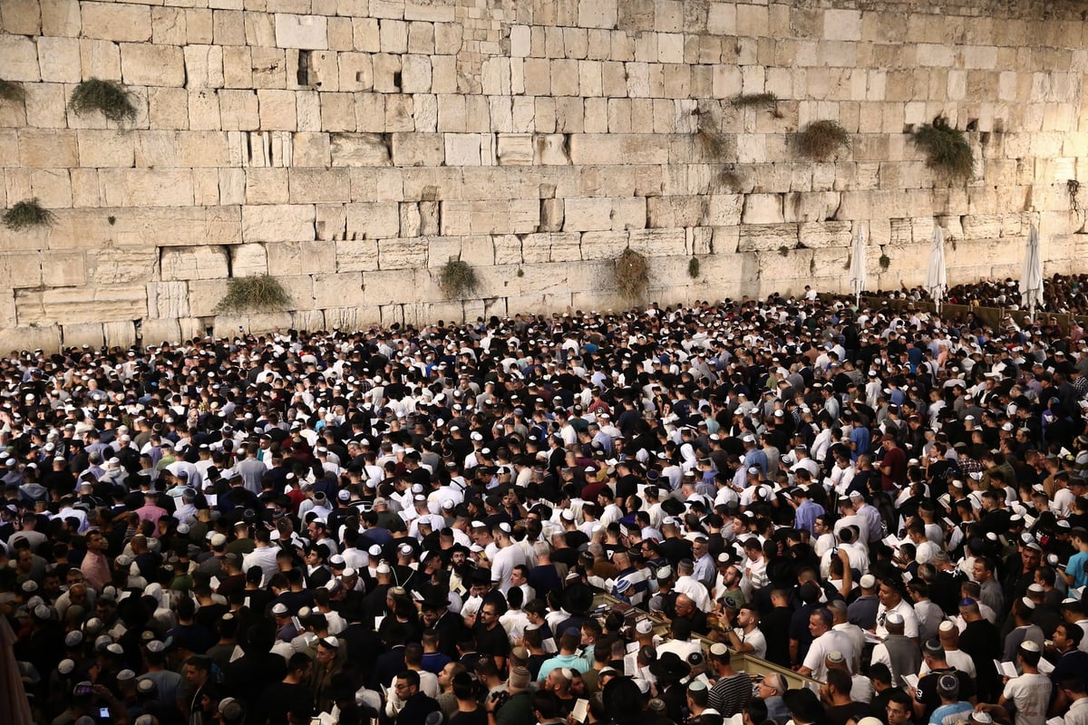 רבבות בעצרת הסליחות בראשות הראשל"צ הגר"ש עמאר