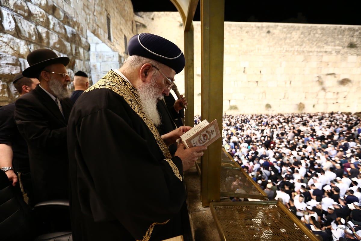 רבבות בעצרת הסליחות בראשות הראשל"צ הגר"ש עמאר