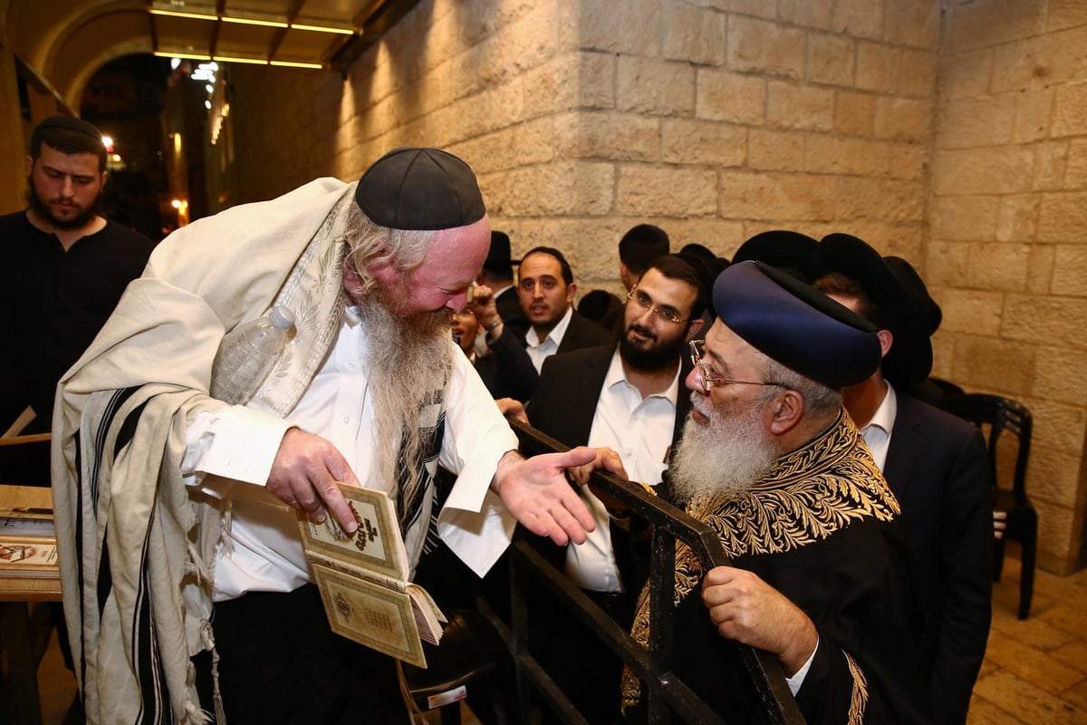 רבבות בעצרת הסליחות בראשות הראשל"צ הגר"ש עמאר