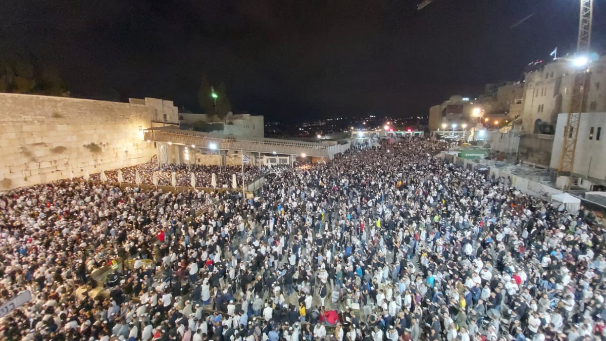 מרגש: רבבות באמירת סליחות בכותל המערבי • צפו