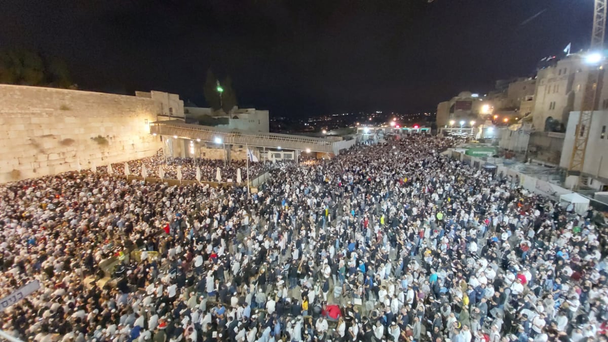 מרגש: רבבות באמירת סליחות בכותל המערבי • צפו