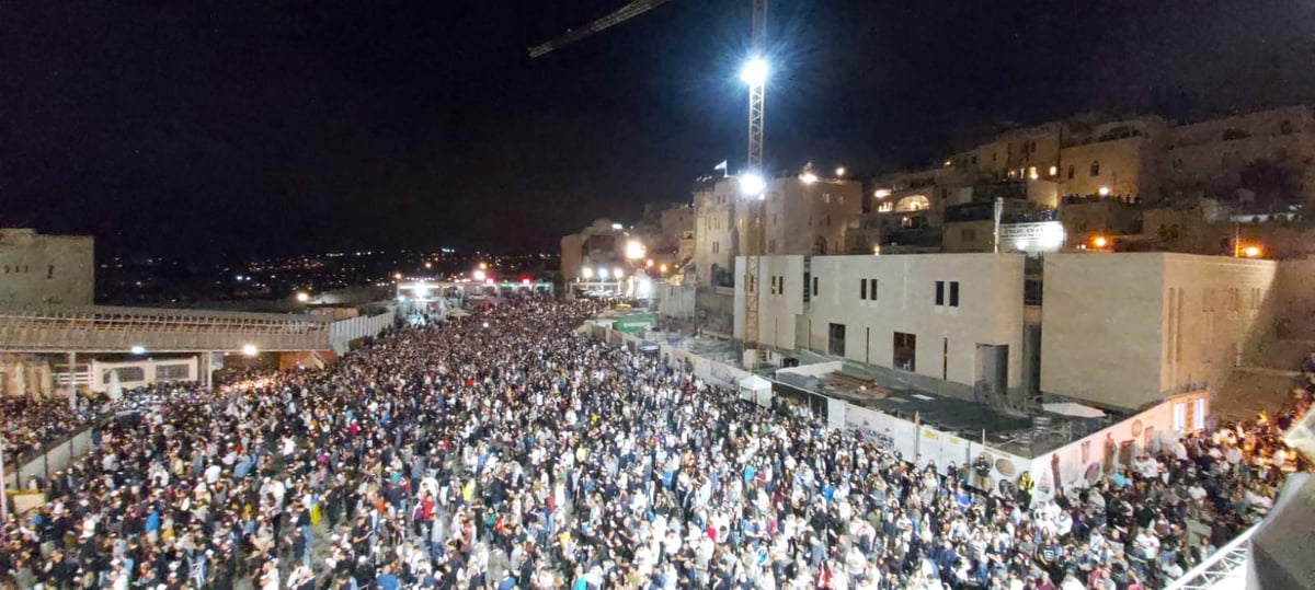 מרגש: רבבות באמירת סליחות בכותל המערבי • צפו