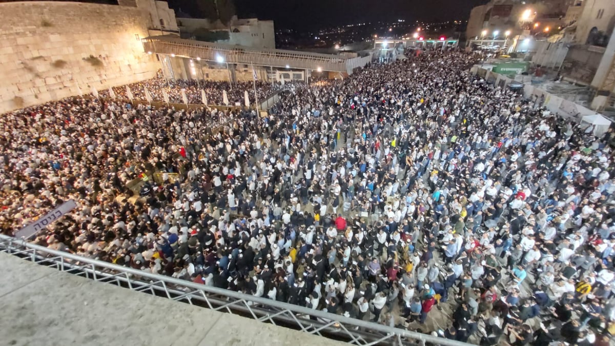 מרגש: רבבות באמירת סליחות בכותל המערבי • צפו