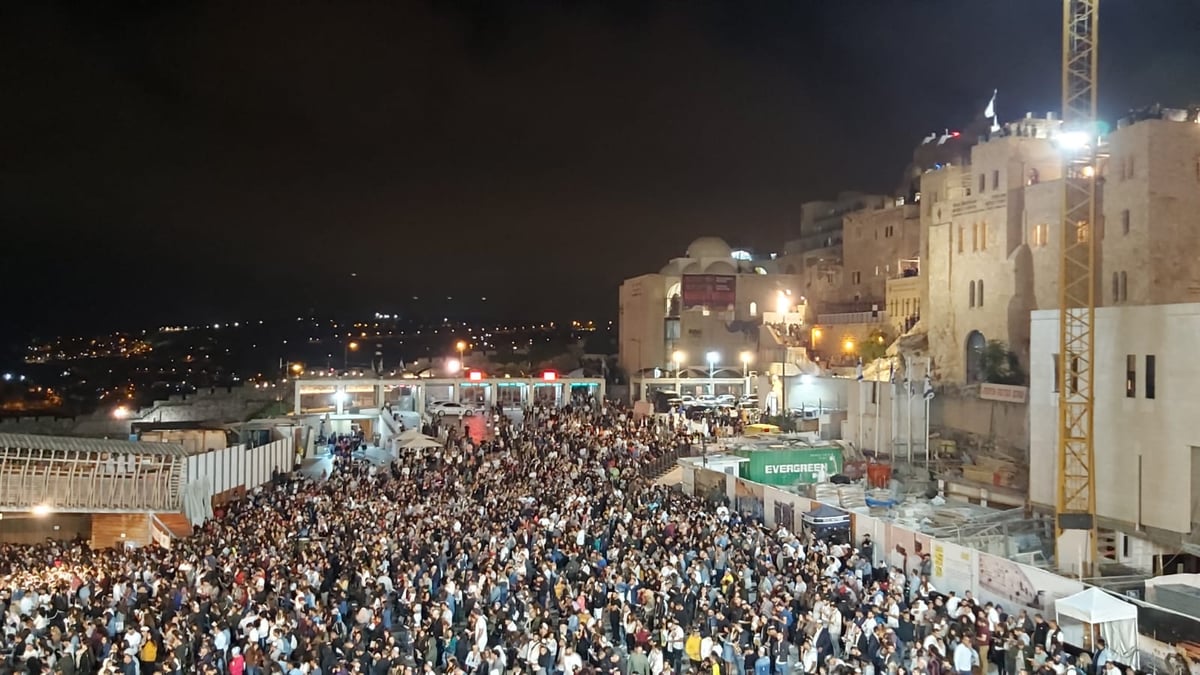 מרגש: רבבות באמירת סליחות בכותל המערבי • צפו