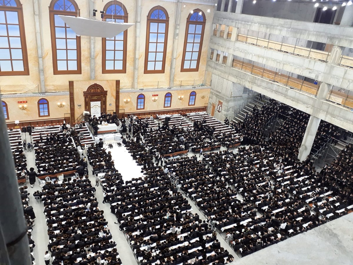 צפו: האדמו"ר מויז'ניץ במעמד נעילת החג