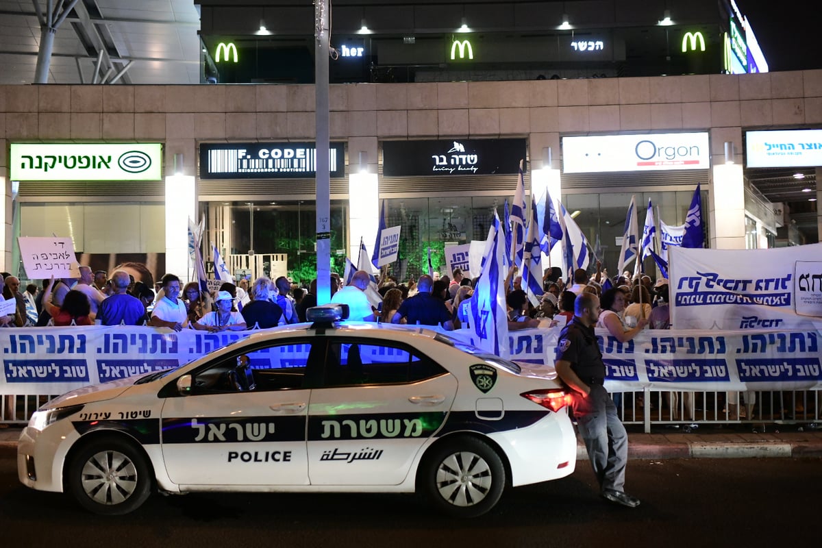 רגע לפני השימוע: אלפים הפגינו מול ביתו של היועץ המשפטי