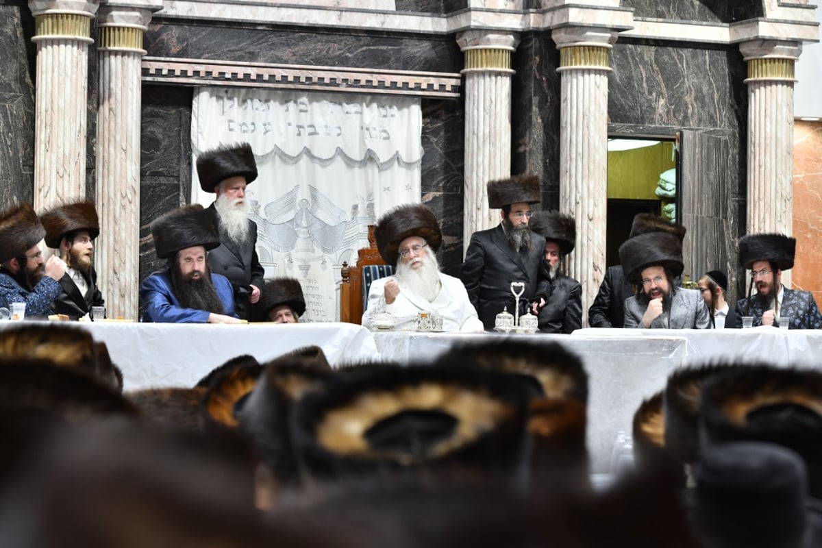 צפו: טיש נעילת החג והבדלה בחצה"ק צאנז