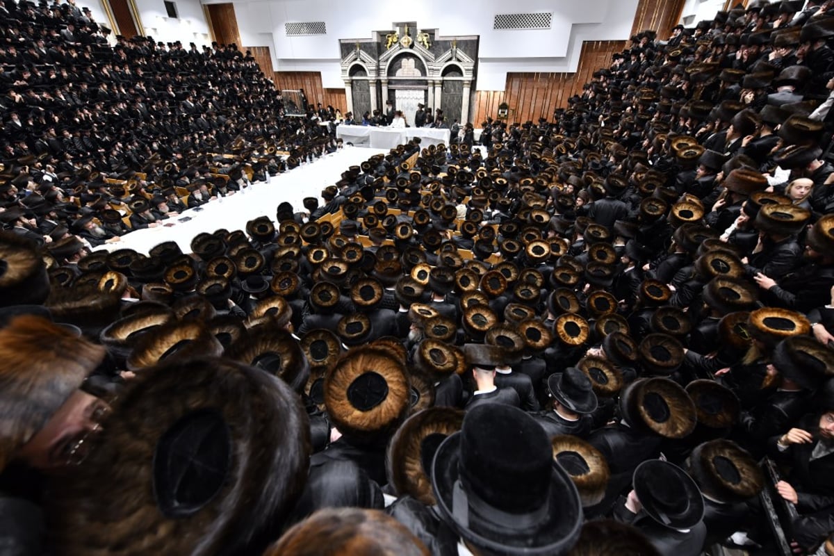 צפו: טיש נעילת החג והבדלה בחצה"ק צאנז