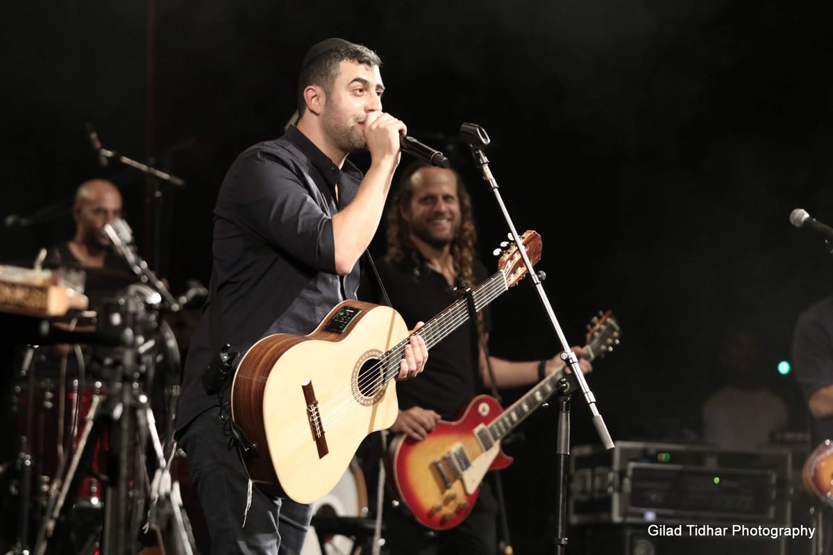 'זמר השנה' השיק את אלבומו החדש במופע