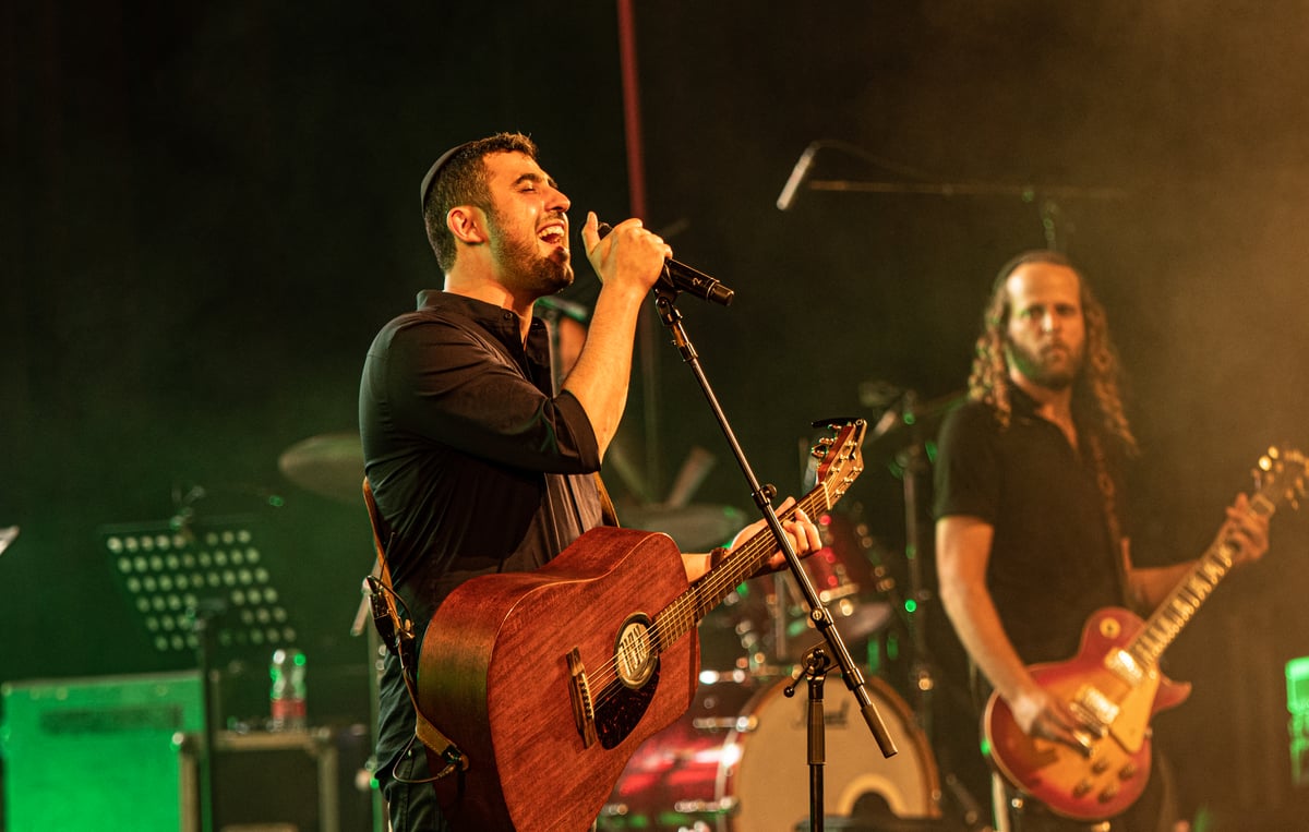 'זמר השנה' השיק את אלבומו החדש במופע