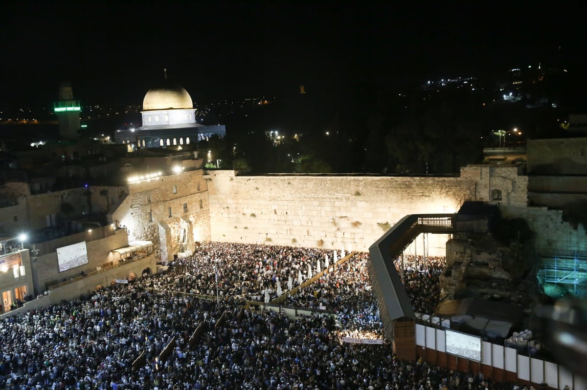 רבבות זעקו יחד את פיוטי הסליחות ברחבת הכותל המערבי