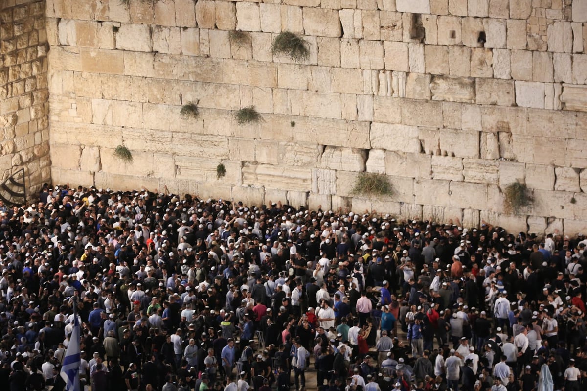 רבבות זעקו יחד את פיוטי הסליחות ברחבת הכותל המערבי