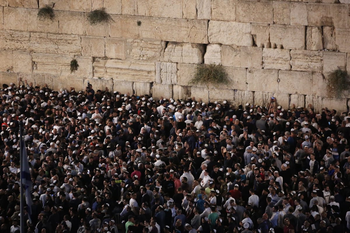 רבבות זעקו יחד את פיוטי הסליחות ברחבת הכותל המערבי