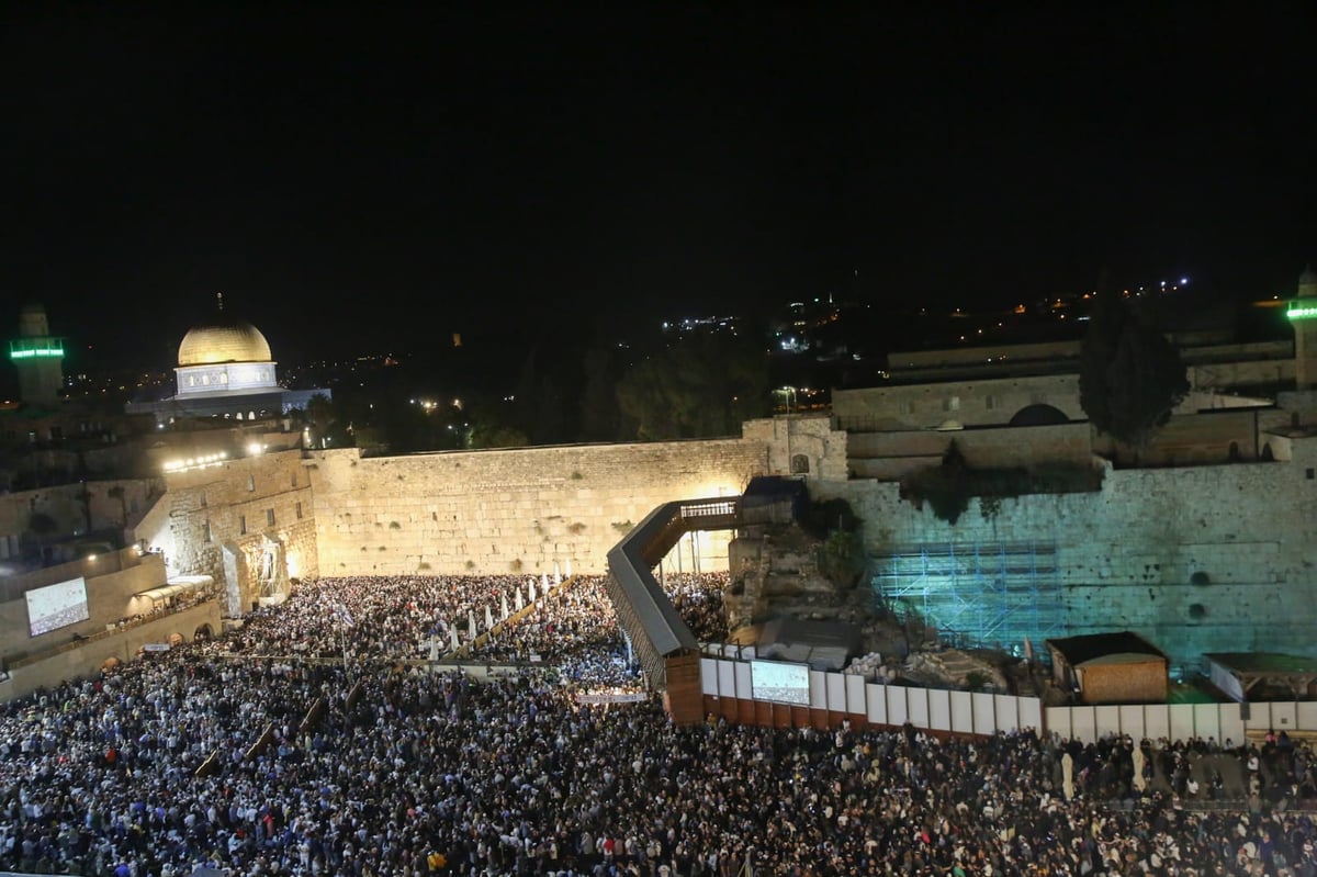 רבבות זעקו יחד את פיוטי הסליחות ברחבת הכותל המערבי