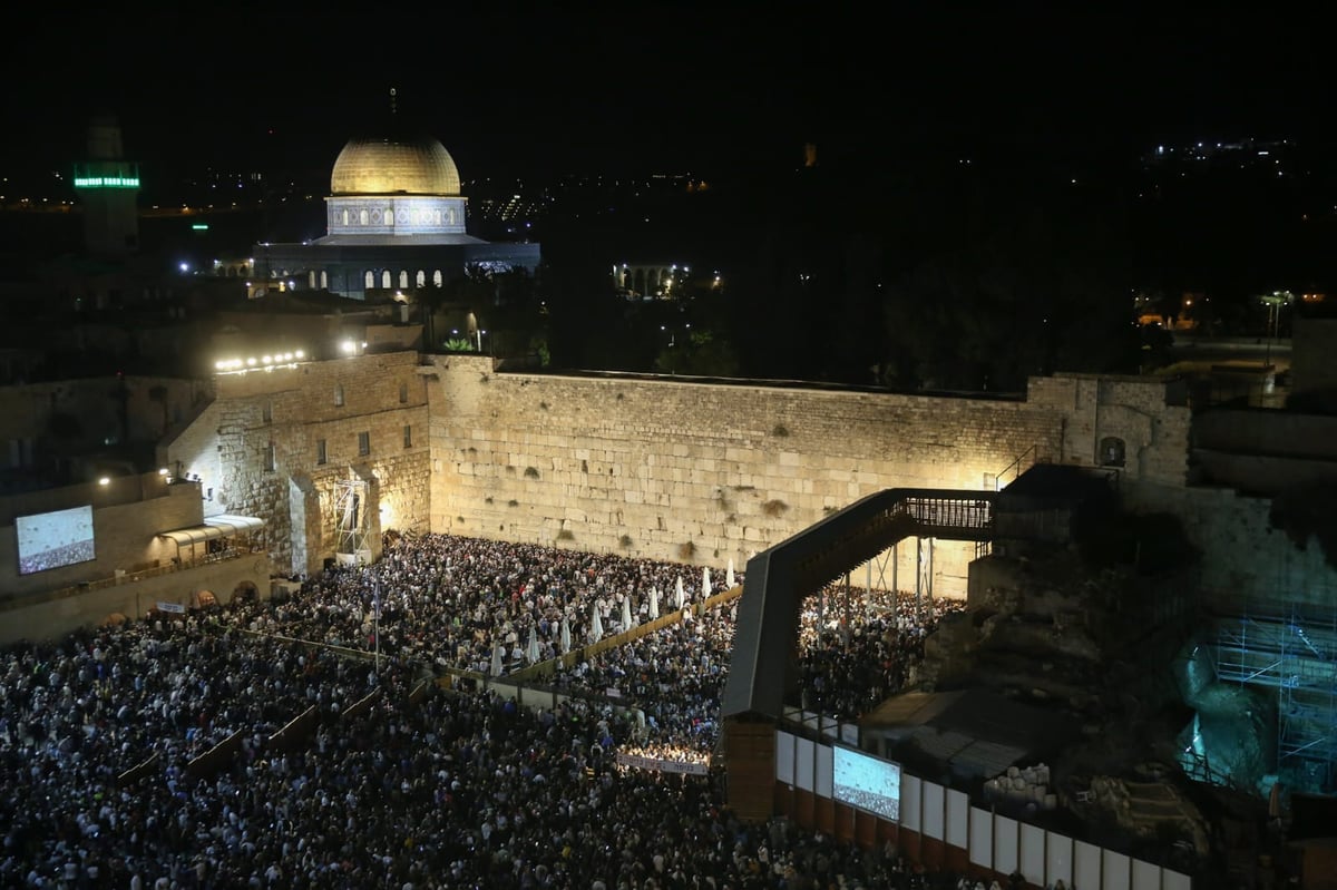 רבבות זעקו יחד את פיוטי הסליחות ברחבת הכותל המערבי