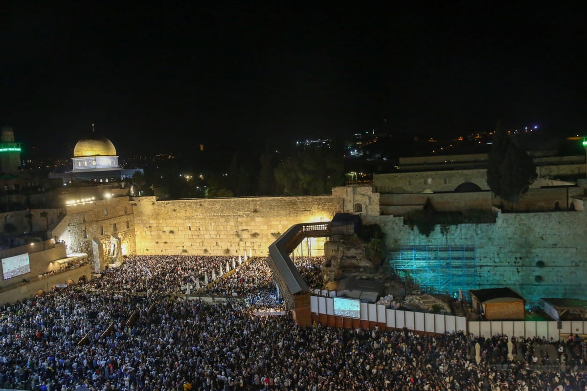 רבבות זעקו יחד את פיוטי הסליחות ברחבת הכותל המערבי