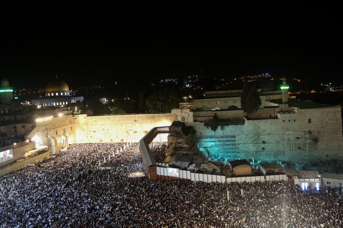 רבבות זעקו יחד את פיוטי הסליחות ברחבת הכותל המערבי