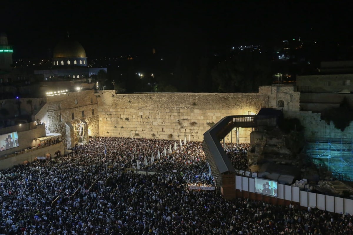 רבבות זעקו יחד את פיוטי הסליחות ברחבת הכותל המערבי