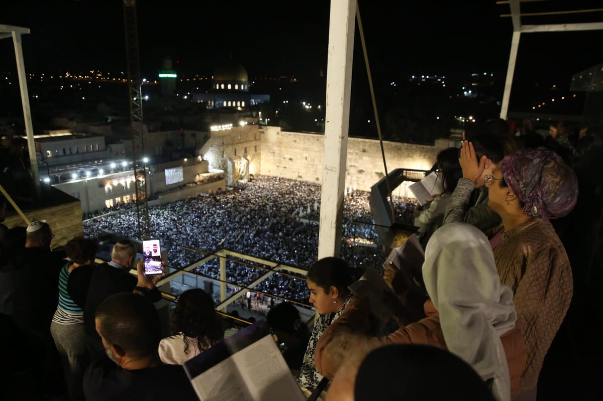 רבבות זעקו יחד את פיוטי הסליחות ברחבת הכותל המערבי