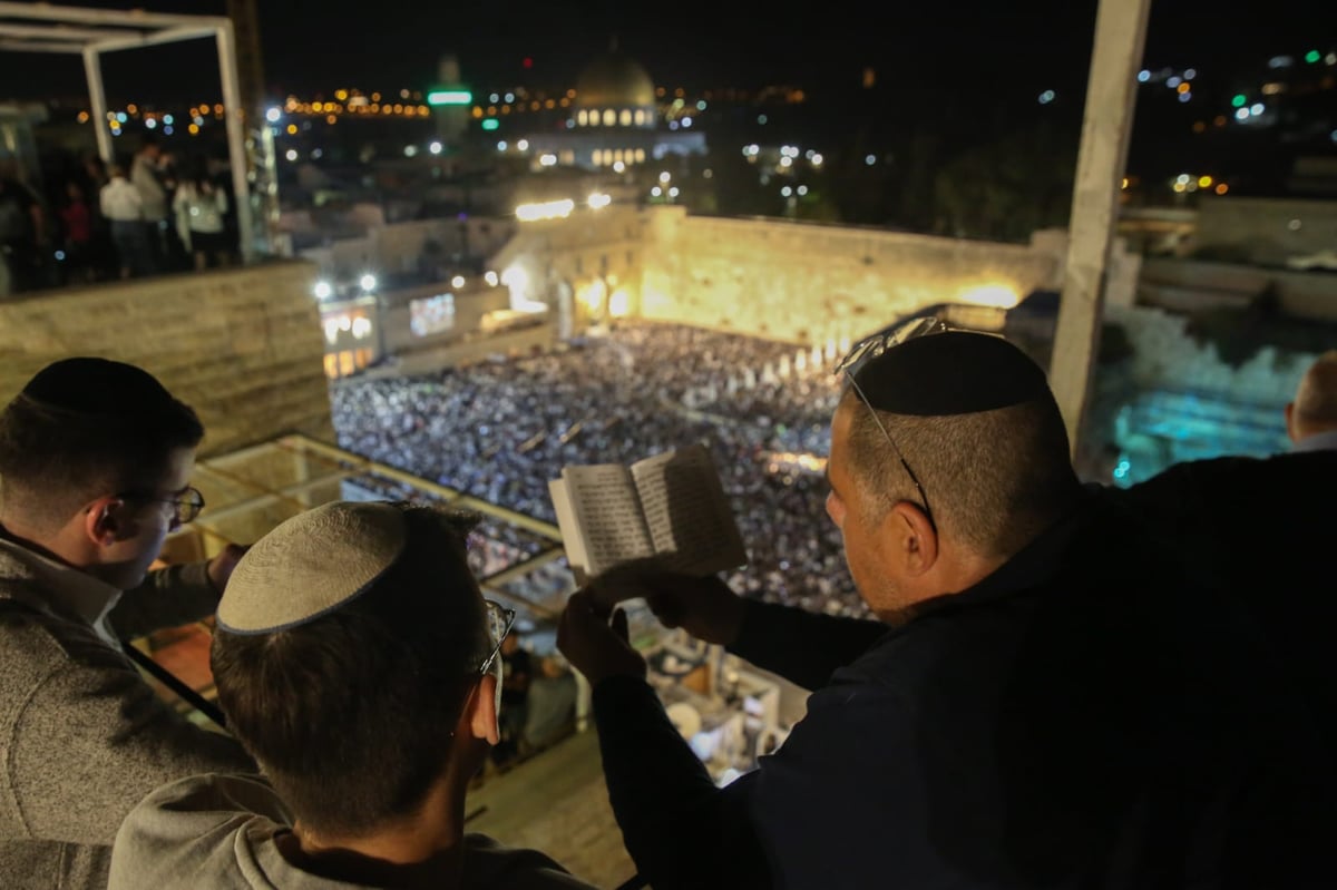 רבבות זעקו יחד את פיוטי הסליחות ברחבת הכותל המערבי