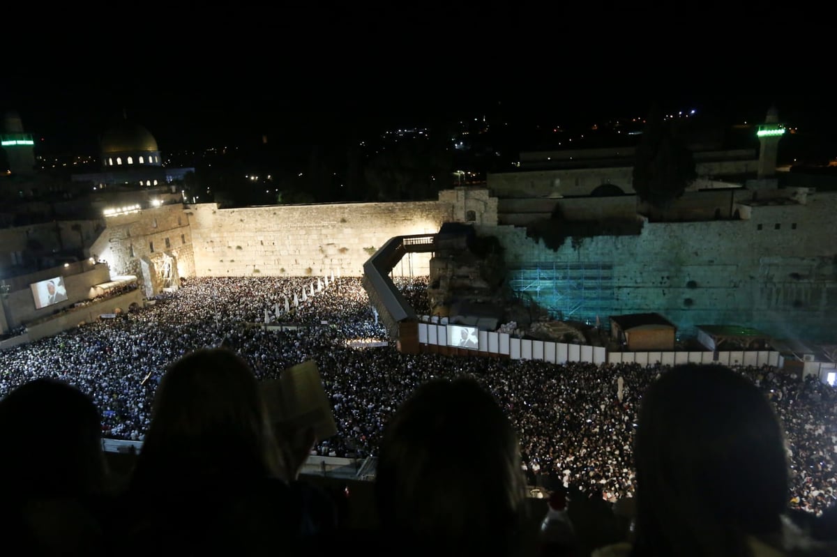 רבבות זעקו יחד את פיוטי הסליחות ברחבת הכותל המערבי