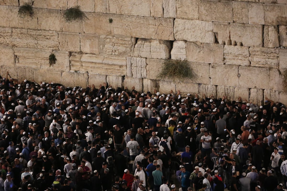 רבבות זעקו יחד את פיוטי הסליחות ברחבת הכותל המערבי