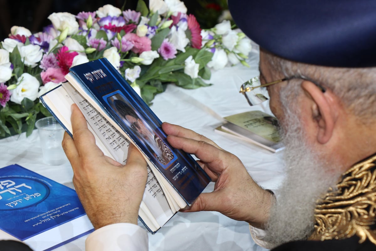 צפו: המונים בעצרת הסליחות באמפי אשדוד