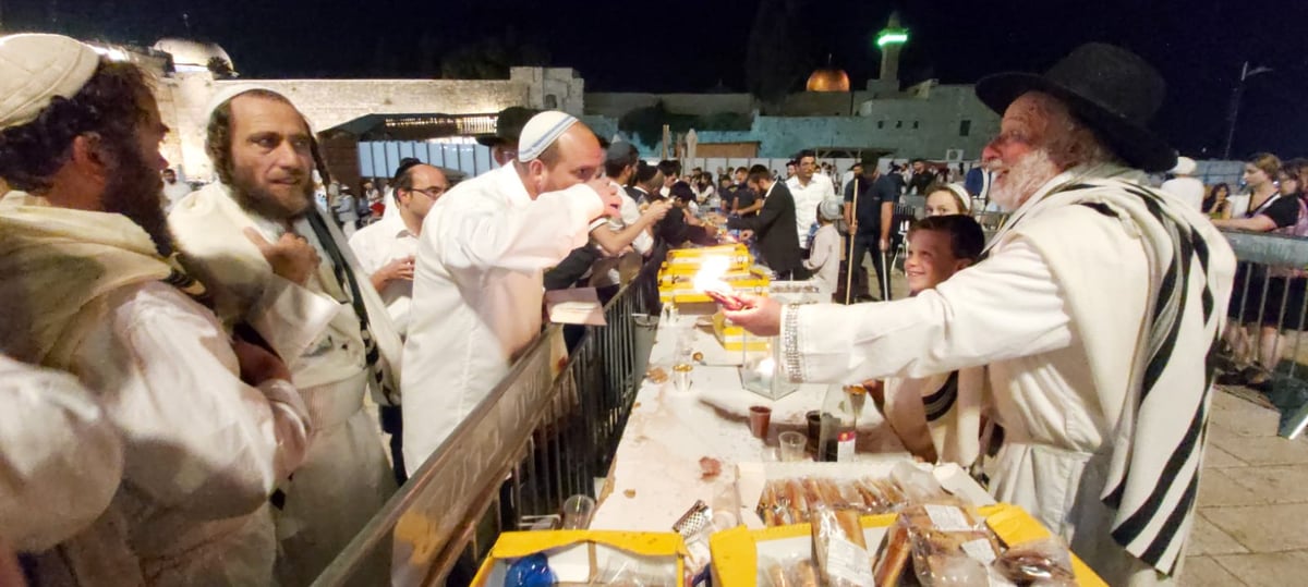 תיעוד מיוחד: מוצאי יום הכיפורים - בכותל המערבי