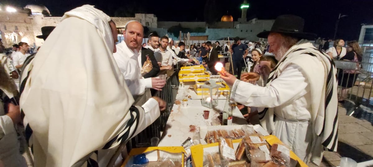 תיעוד מיוחד: מוצאי יום הכיפורים - בכותל המערבי