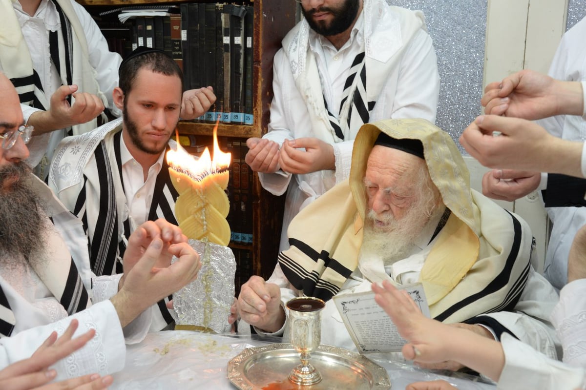 לאחר ההבדלה: מרן שר התורה סייע בבניית הסוכה