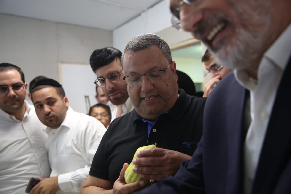 משה ליאון בחר אתרוג אצל הרב אופיר מלכה